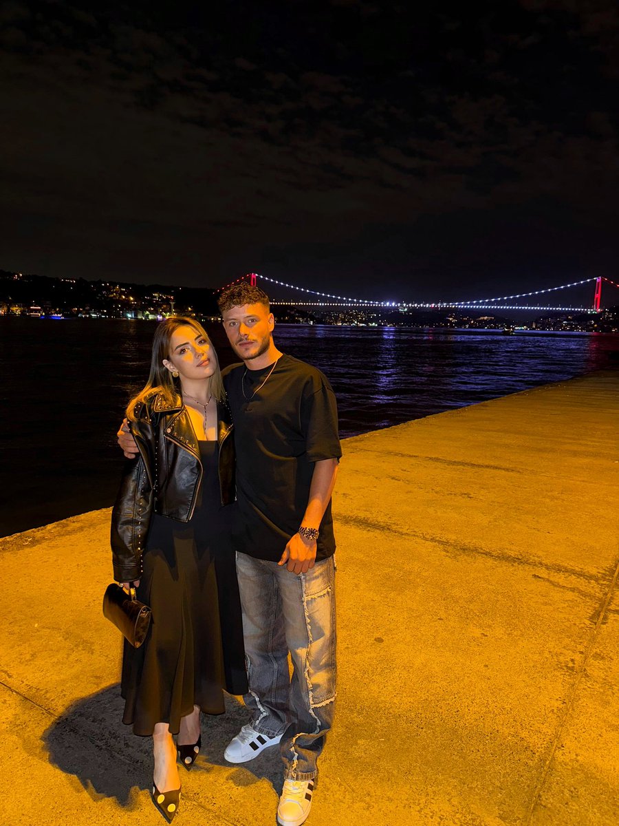 Sen sadece en sevdiğim insan değilsin; Sen en sevdiğim yer, en sevdiğim zaman ve en sevdiğim hissin🖤