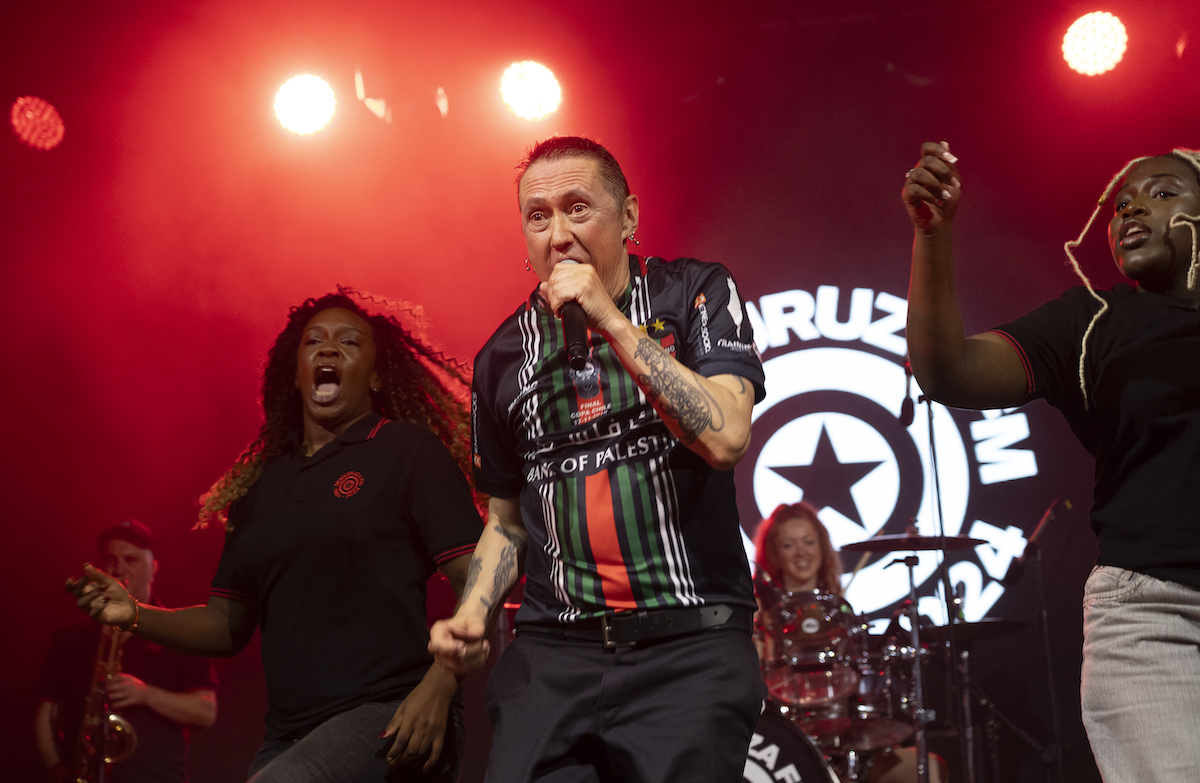 Fermin Muguruza retorna a sus orígenes con un vibrante concierto en Mosku (Irun) 

naiz.eus/eu/gaiak/notic…