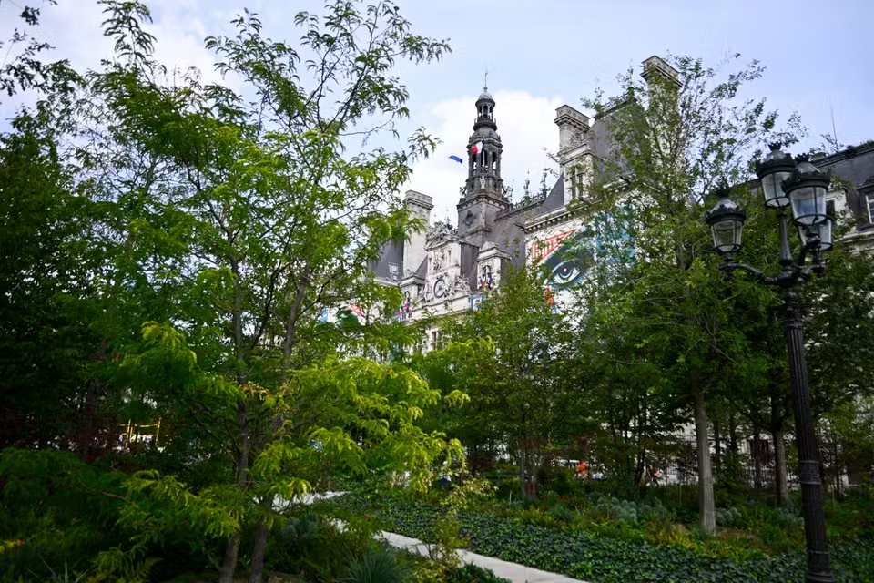 Le « kit végétal » devant l'Hôtel de Ville de Paris. Des camions se sont relayés de nuit – plus de 300 sur la totalité du chantier –, durant l’hiver, pour déverser 3 500 mètres cubes de substrat. Les arbres, venus d’Allemagne, ont été déchargés à la grue. La municipalité a pris