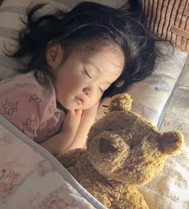 詐欺サイトの紹介者本人かは断定できませんがこちらの写真を使う人物には注意が必要です。