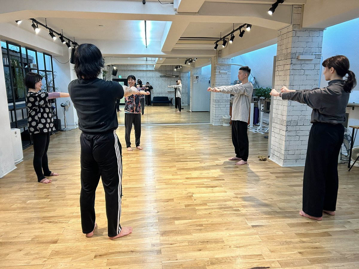 studio RADA (@studiorada) on Twitter photo 【8/16(土)クラス情報】
⛰️17:30-19:10
動きの基礎トレーニング
(岩渕貞太)
✨19:30-21:15
フロアコンタクトワーク
(大西彩瑛+村井玲美)
フルネーム・お電話番号・希望クラス日時を明記の上
クラス開始2時間前までに
info@studiorada.com までご予約ください。 【8/16(土)クラス情報】
⛰️17:30-19:10
動きの基礎トレーニング
(岩渕貞太)
✨19:30-21:15
フロアコンタクトワーク
(大西彩瑛+村井玲美)
フルネーム・お電話番号・希望クラス日時を明記の上
クラス開始2時間前までに
info@studiorada.com までご予約ください。