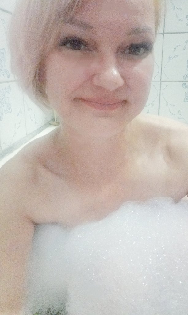 У меня большой нос и улыбка так себе... И эти морщины, которые у меня с детства... Иногда, стоит посмотреть на себя в зеркало 🥰
Хрюши, когда лезете в комментари под мои посты и в личку, вы чо хотите то? Я абсолютом понимаю, кто Я🇧🇾