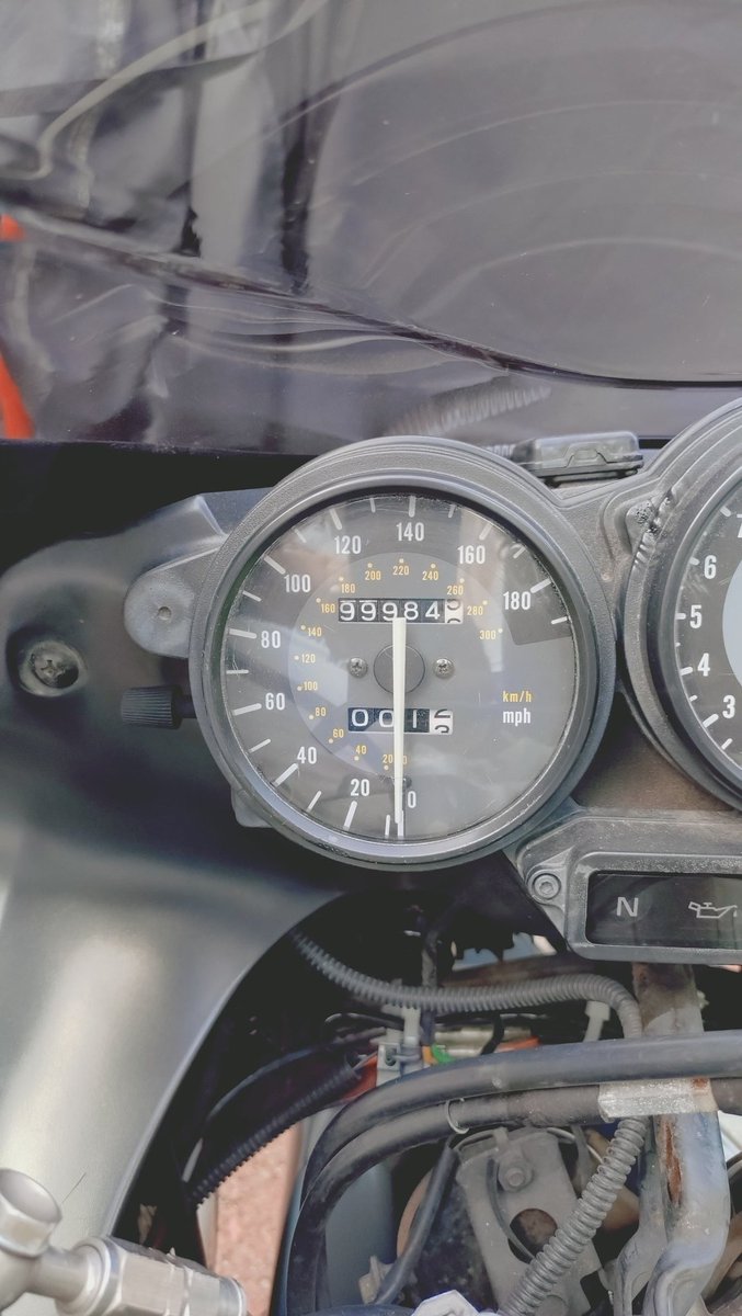 rw_thunder_96's tweet photo. あと、15.5mile
#YAMAHA
#YZF1000R
#Thunderace
#サンダーエース
#100000mile
#メーター1周 https://t.co/TPFqb3OeKS