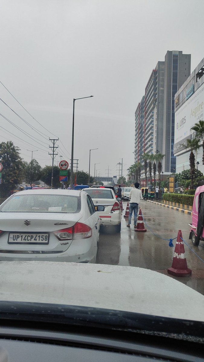 sitcomblues's tweet photo. Gaur City mall ke saamne traffic blocked hai, no traffic management seems here
@uptrafficpolice @Noidatraffic @dmgbnagar https://t.co/RTxO6k6Uhh