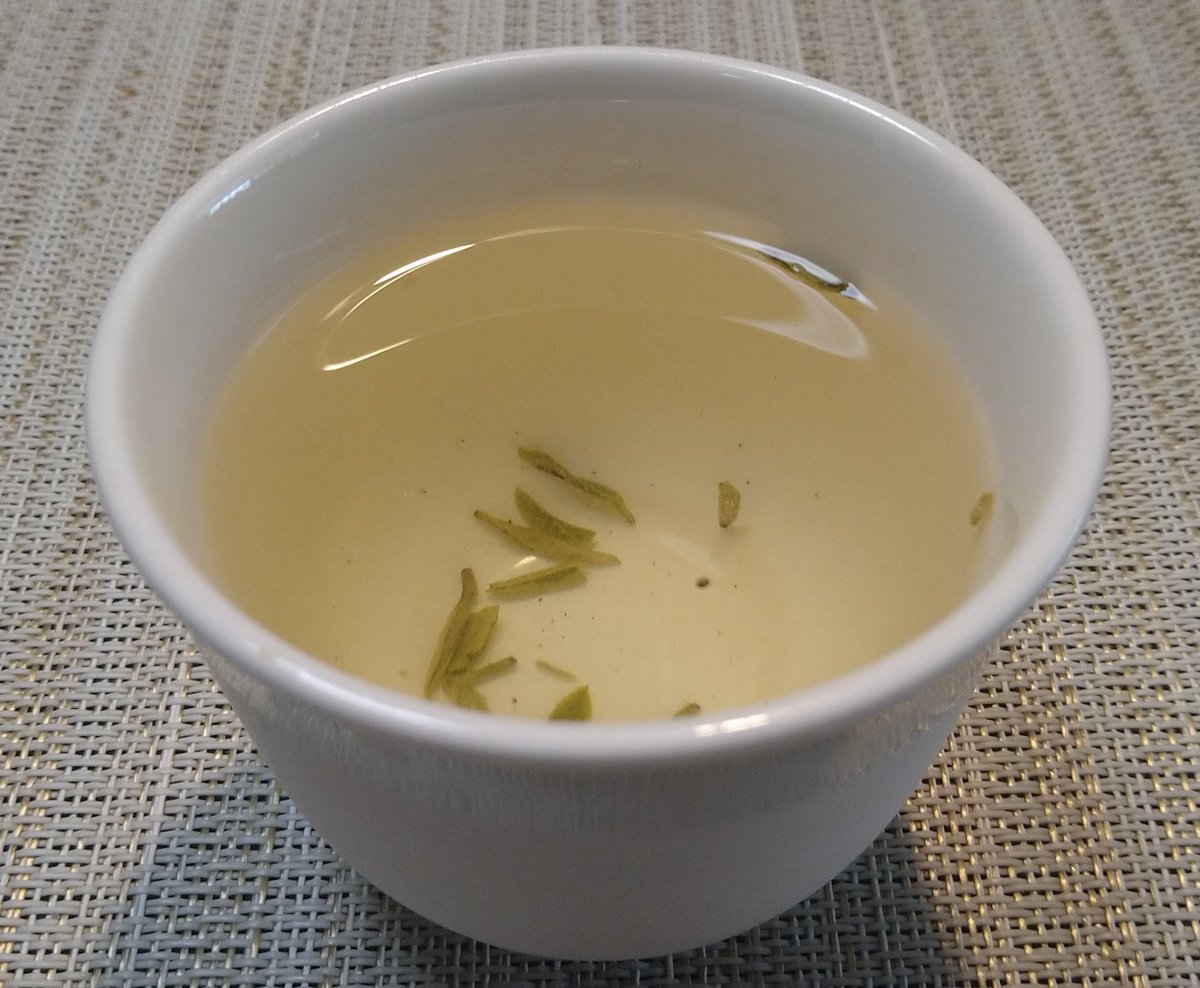 貴州省の緑茶、都匀毛尖。
4g400ml、冷蔵10時間水出し。複雑な香りはまろやかになり、淡い甘みがある。鼻から抜ける緑茶の香りが涼やか