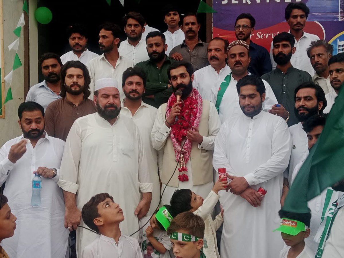 UqbaMPA119's tweet photo. گوجرہ : ٹکٹ ہولڈرحلقہ پی پی 119 انشاء اللہ ایم پی اے چوہدری عقبہ علی وڑائچ کی پینسرہروڈ پر  78 واں جشن آزادی کیک کاٹنے کی پروقار تقریب منعقد ہوئی ۔جس میں مہمان خصوص چوہدری عقبہ علی وڑائچ نے اپنے دست مبارک سے کیک کاٹا ، تمام ممبران کے ساتھ معززین شہر کی کیثیر تعداد موجود تھی ۔ https://t.co/CabSsVxCr8
