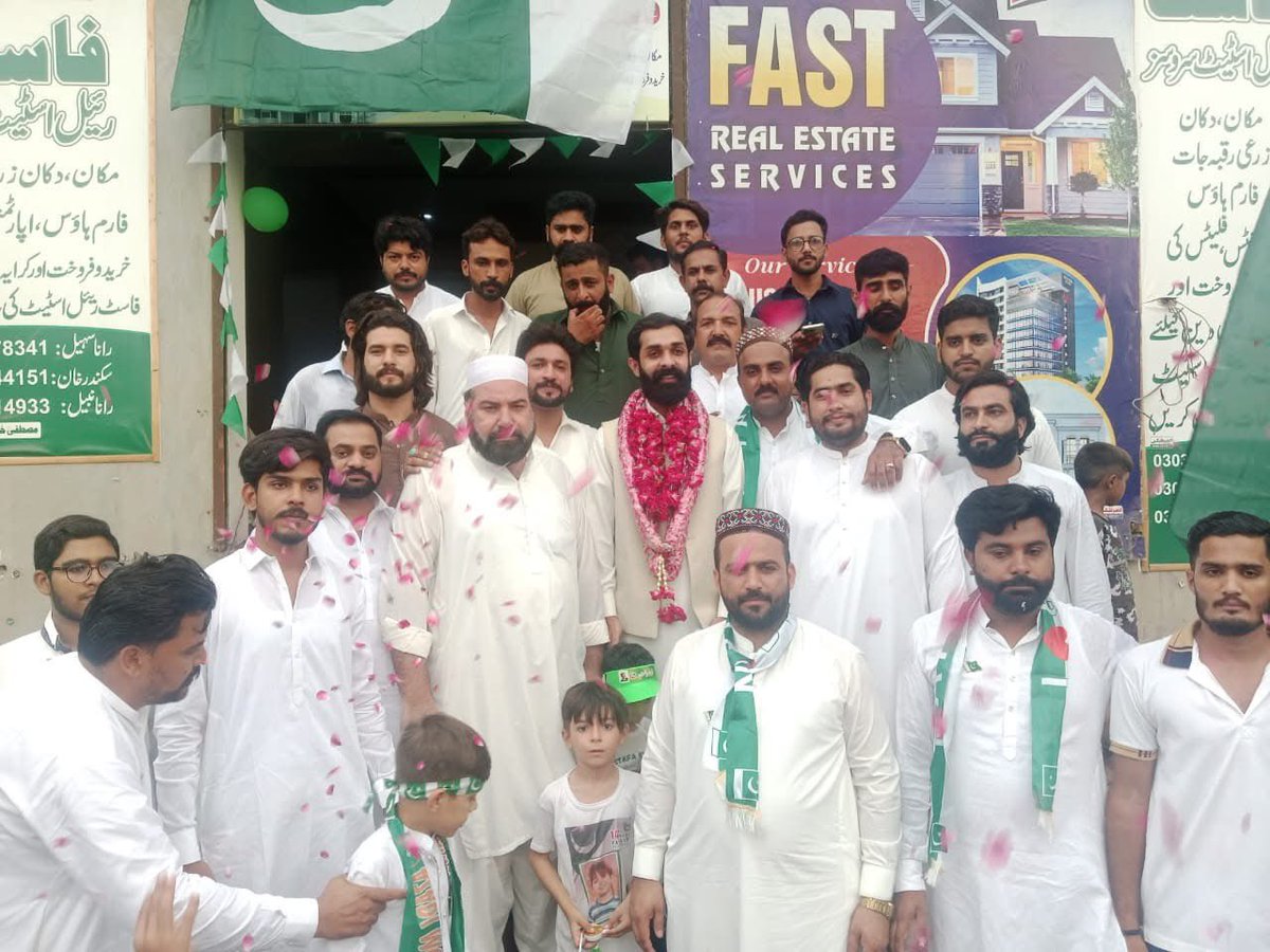 UqbaMPA119's tweet photo. گوجرہ : ٹکٹ ہولڈرحلقہ پی پی 119 انشاء اللہ ایم پی اے چوہدری عقبہ علی وڑائچ کی پینسرہروڈ پر  78 واں جشن آزادی کیک کاٹنے کی پروقار تقریب منعقد ہوئی ۔جس میں مہمان خصوص چوہدری عقبہ علی وڑائچ نے اپنے دست مبارک سے کیک کاٹا ، تمام ممبران کے ساتھ معززین شہر کی کیثیر تعداد موجود تھی ۔ https://t.co/CabSsVxCr8