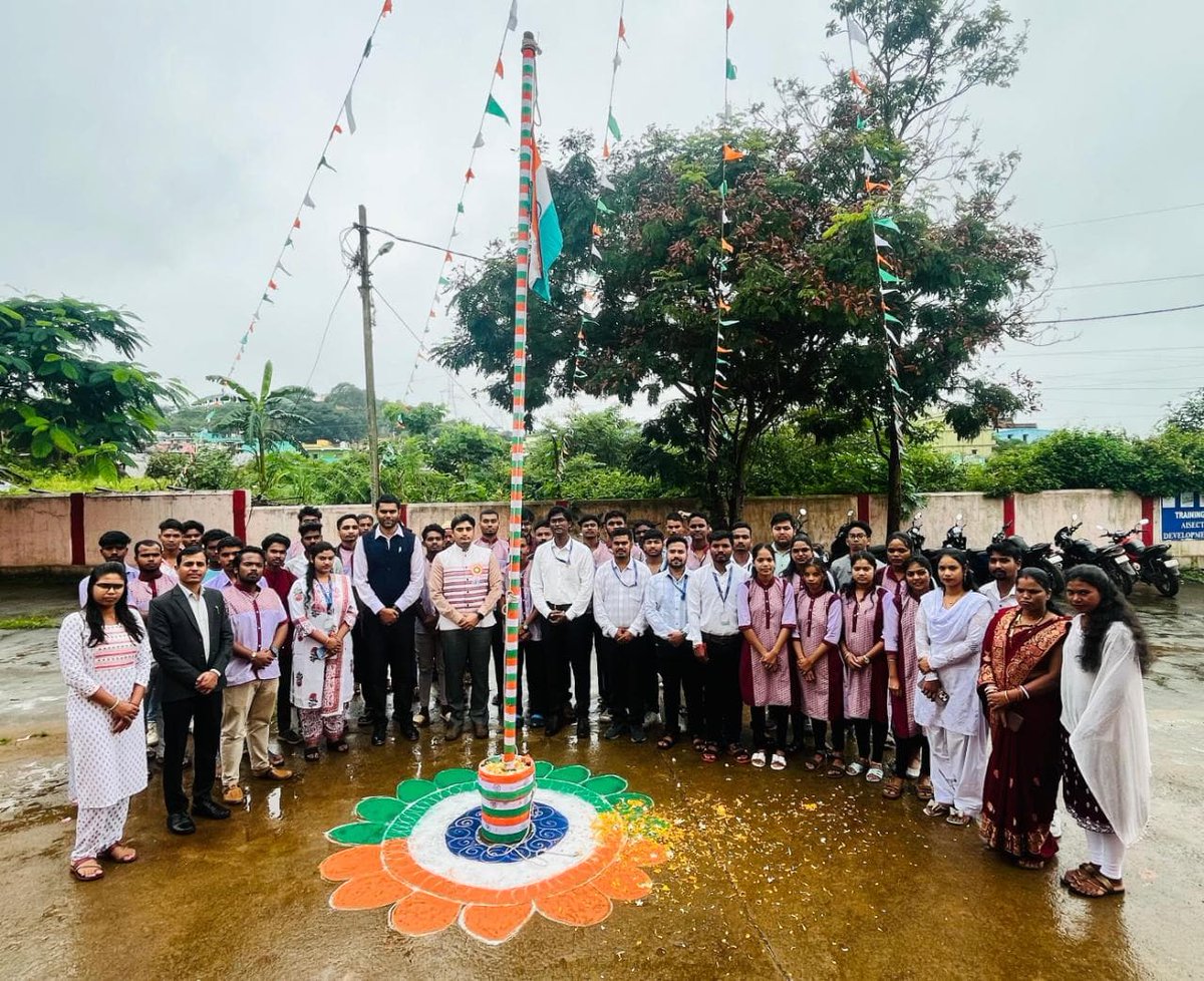 deexkoraput's tweet photo. 🇮🇳 With pride in our hearts &amp; commitment in our actions,District Skill Development &amp; Employment Officer, Koraput hoisted the Tricolour at the Skill Centre &amp; office, honoring our freedom and pledging to empower youth for a Viksit Odisha 2036.
#IndependenceDay2025 @koraputdm https://t.co/ujo0IvFxId