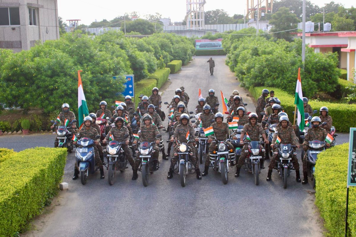 ProDefLko's tweet photo. On this #IndependenceDay, #StrikeOne roared with patriotism buy conducting a thundering Motorcycle Rally to a spirited Walkathon and Cyclathon, which was attended by one and all to celebrate freedom with energy & unity.
#AzadiKaAmritMahotsav
#StrikeOne
#NorthernComd_IA
(1/2) https://t.co/r2vviKGmkv