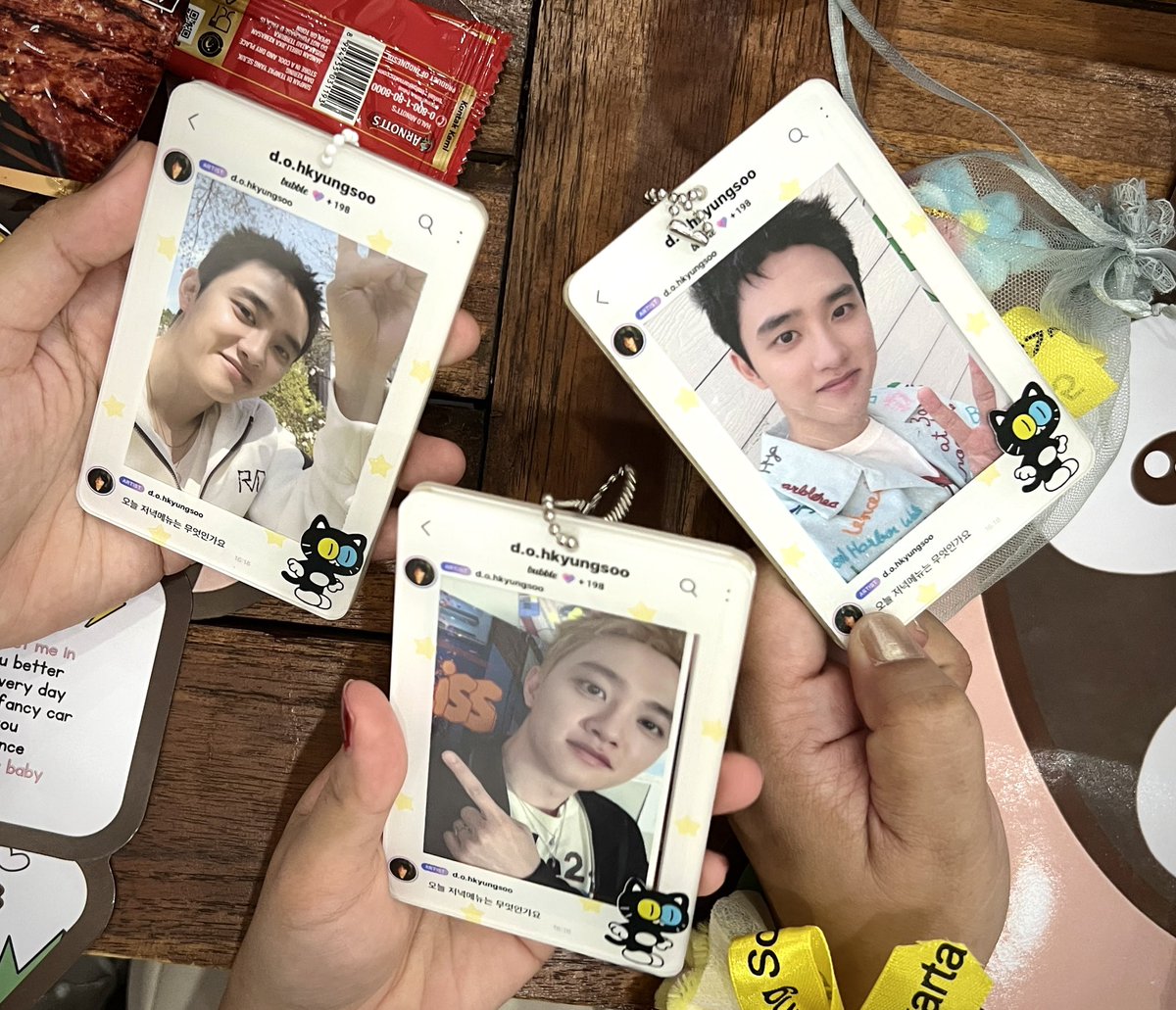sabtu lalu kocak banget 3 orang yang beli cahol gue tiba2 ngumpul di meja gue 😂 meanwhile gue ga bawa cahol samsek ((kerepotan ngurus jjimbon dan charlotte)) ((meja gue jadi meeting point dadakan)) ((artis ibukota))