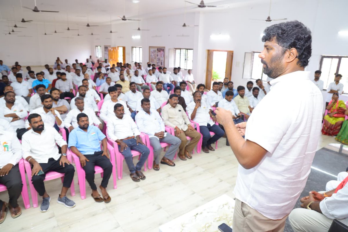 balkasumantrs's tweet photo. ఈరోజు మంచిర్యాల జిల్లా బిఆర్ఎస్ పార్టీ కార్యాలయం, తెలంగాణ భవన్లో చెన్నూరు నియోజకవర్గ ముఖ్య నాయకుల సమావేశం నిర్వహించడం జరిగింది. వచ్చే స్థానిక సంస్థల ఎన్నికలకు సంబంధించి ఏ రకంగా పనిచేసుకోవాలి, ప్రజల్లోకి ఏ విధంగా వెళ్లాలి, ఏ అంశాలు ప్రజల్లో చర్చ పెట్టాలి అనే విషయాలు చర్చించి, నాయకులను, కార్యకర్తలను స్థానిక సంస్థల ఎన్నికలకు సమాయత్తం చేసే కార్యచరణ తీసుకోవడం జరిగింది.