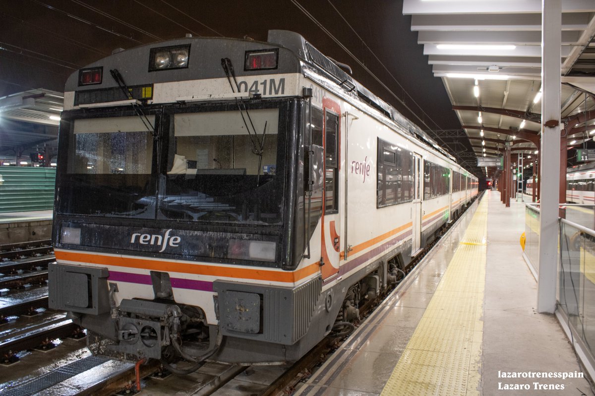 Renfe 470 a la espera de hacer servicio al día siguiente Madrid Chamartín Octubre 2024 . <a href="/Renfe/">Renfe</a> #TRAIN #photos #renfe
