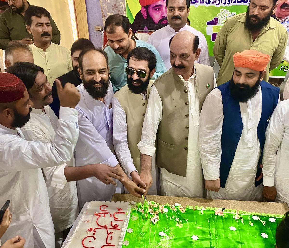 UqbaMPA119's tweet photo. گوجرہ گیلانی میرج ہال جشنِ آزادی کی شاندار تقریب منعقد کی گئی۔ اس تقریب میں حلقہ و علاقہ کے افراد نے بڑی تعداد میں شرکت کی اور ایک ساتھ مل کر 14 اگست کا کیک کاٹا گیا۔  
تقریب میں لوگوں میں جذبہ حب الوطنی، خوشیوں اور وطن سے محبت کی ایک خوبصورت فضا قائم تھی، https://t.co/yB8VgmCxfh