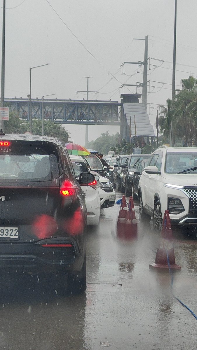 sitcomblues's tweet photo. No traffic police to manage this, pathetic @Noidatraffic @noidapolice @dgpup @UPGovt https://t.co/TuLnz0Rulc