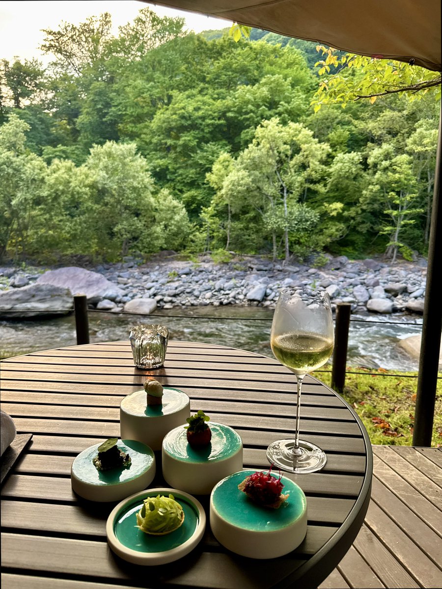 kunie46m3's tweet photo. フレンチの”Sonore（ソノール）”は
ホテル自慢の渓流テラスで前菜を
楽しんだ後　併設された店内で
コースのスタートです
ワインとのペアリングも
洗練されていました

#Sonore https://t.co/9gWurKLOTf