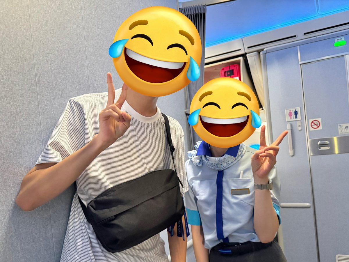 airplane_monk's tweet image. ここ数年で1番びっくりした出来事🙋‍♂️

今日、機内でお見かけしたCAさんに妙な
見覚えが…
まさかとは思ったけど名札を見て確信！

引越しして疎遠やった幼馴染😳

地元が同じなんなら実家のマンションも同じ
同い年で小中学校も同じ…

自分は機内でしばらくしてから気づいたけど…