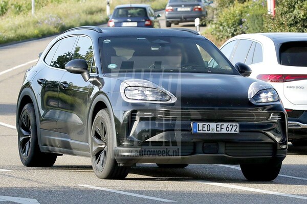 Porsche werkt aan niet minder dan drie nieuwe auto’s met de naam Cayenne. Twee daarvan hebben we al eens eerder laten zien, maar nummer drie zie je vandaag voor het eerst. autoweek.nl/autonieuws/art…