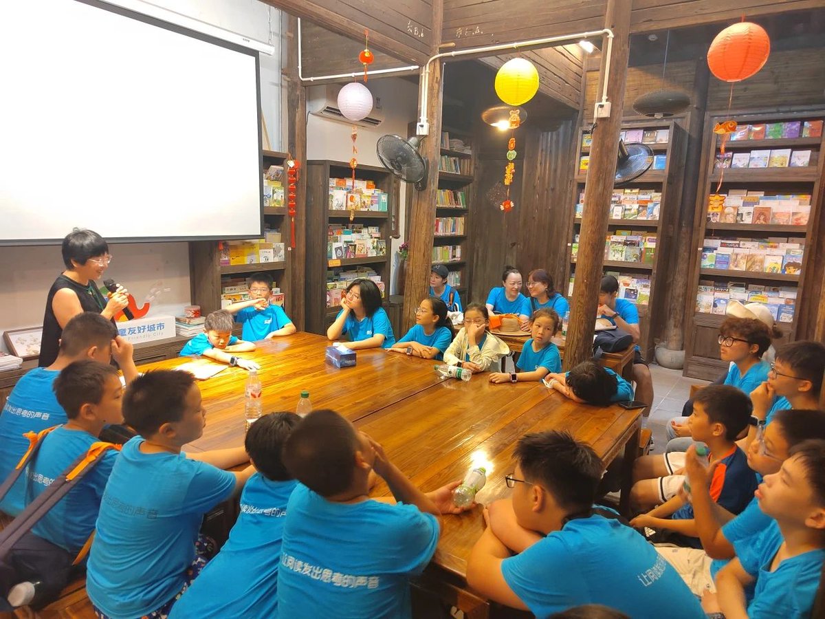 Fairylandofcn's tweet image. ✨ At Jing Garden Story Hut:
Auntie Hu brought tales to LIFE! 🎭
Kids’ eyes glued to every word 😍👂 
Pure story magic in action! ✨ #StorytellingMagic #StudyTour #WuyiVibes