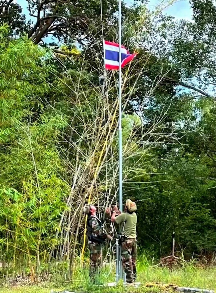 reamangkor's tweet photo. Cambodia removed the barbed wire and Thai flags that had been illegally placed on Cambodian soil following an inspection by seven ASEAN Interims.

Soon after, Major General Winthai Suwannee told the Thai media that the footage was staged and did not depict Thai territory. This is technically correct, as the barbed wire and flags had been illegally deployed on Cambodian soil, even blocking access to some Cambodian homes — an action that sparked outrage among local residents.
#ThailandInvadedCambodia