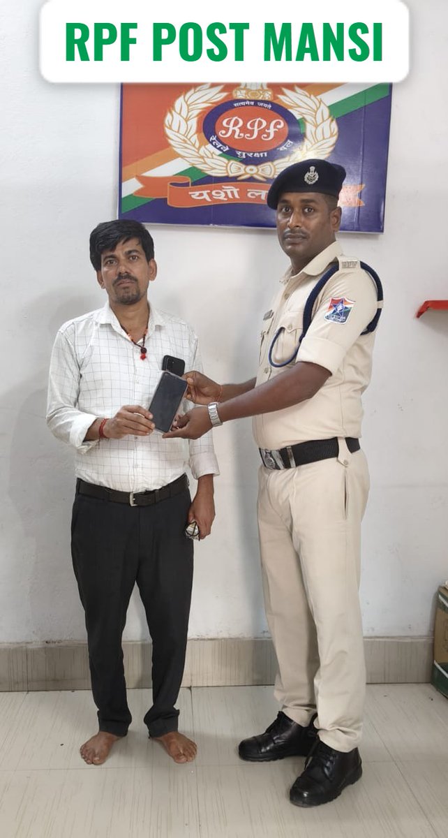 Rpfecrsee1's tweet photo. RPF Mansi handed over the mobile phone left behind in train no. 14012 DN Weekly Express to its owner under #OperationAmanat @RPF_INDIA @rpfecrhq1 https://t.co/crTGSIUE2y