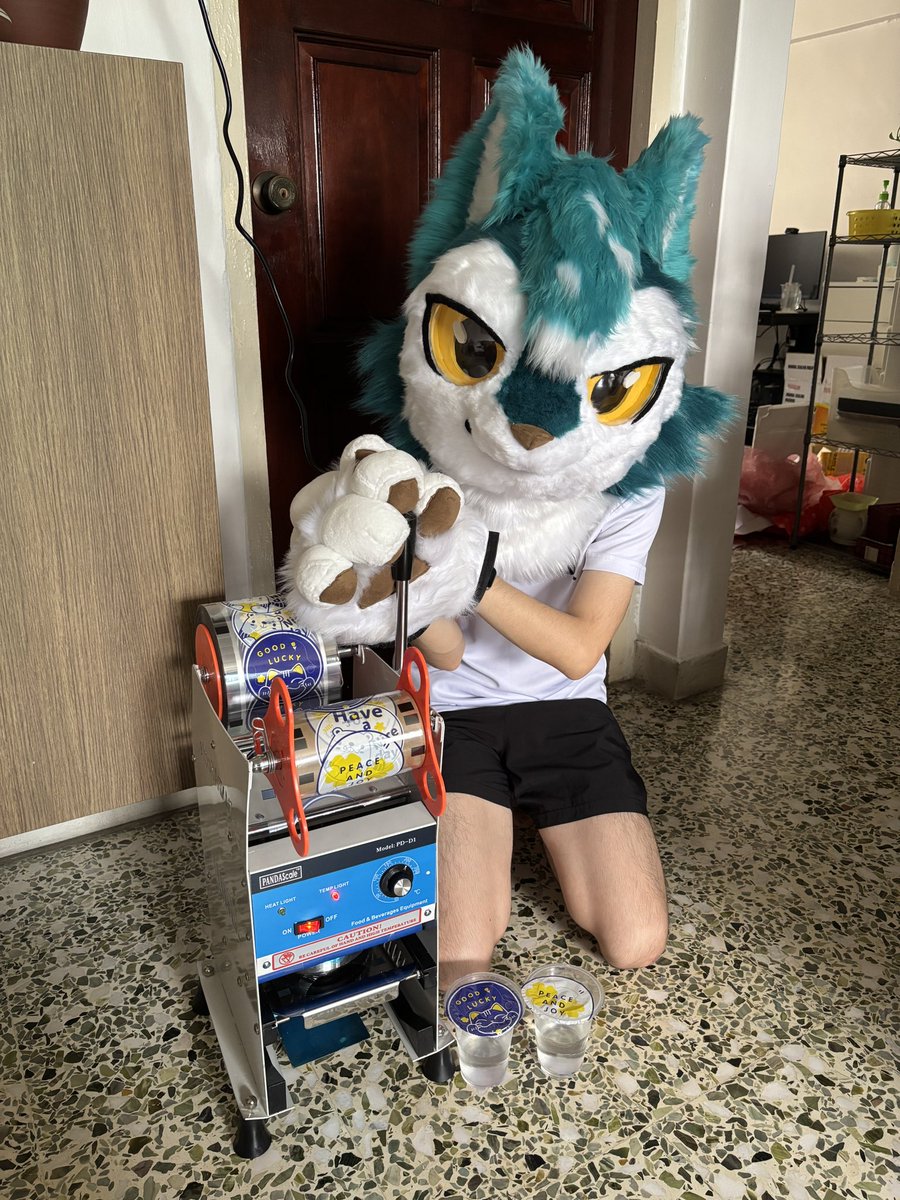 A birthday gift of all time, in all its janky glory. Thanks..? <a href="/clawzburne/">Pyxel</a>
#FursuitFriday 

🧵: <a href="/CadenzaStudioTW/">CadenzaStudioTW</a>