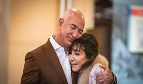 RealDaveIbrahim's tweet photo. Breaking News : Billionaire Jeff Bezos' mother, Jackie Bezos, has died at the age of 78 at her Miami home #BREAKING #Jeffbezos #JackieBezos https://t.co/M5QtgW6lWy
