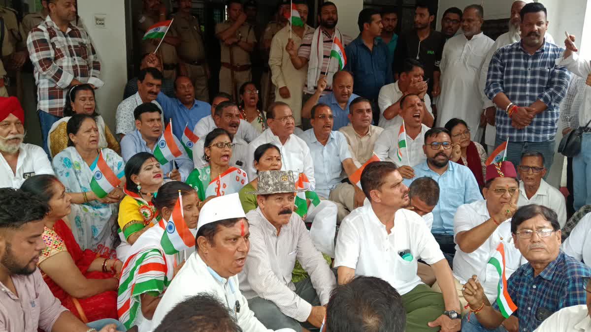 नेता प्रतिपक्ष यशपाल आर्य ने चेतावनी दी: जब तक अपहरण किए गए पांच कांग्रेस जिला पंचायत सदस्यों को पुलिस बरामद नहीं करती, धरना जारी रहेगा।

उन्होंने सरकार और पुलिस पर गंभीर आरोप लगाते हुए कहा कि सदस्यों के साथ मारपीट हो रही है, उनके परिवार संकट में हैं।

हल्द्वानी विधायक सुमित