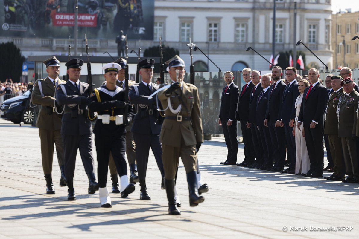 Uroczysta zmiana posterunku honorowego przed Grobem Nieznanego Żołnierza w Święto Wojska Polskiego 🇵🇱