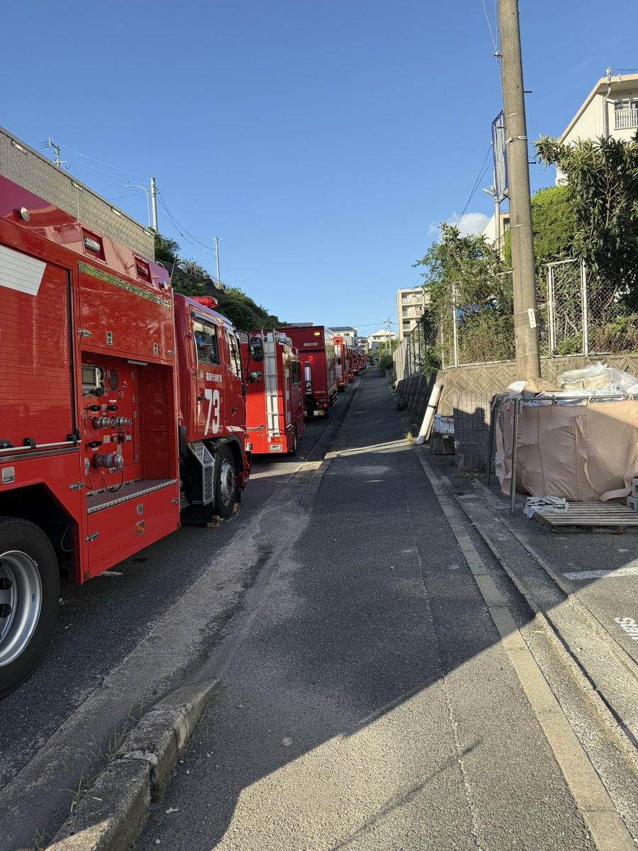 HIRASHIRO's tweet photo. 福岡市西区の団地の部屋で異臭がするとのこと
それで、こんだけの消防車来ちゃいます😳
#異臭騒ぎ
#福岡市西区 https://t.co/LOdM8ZcBQo