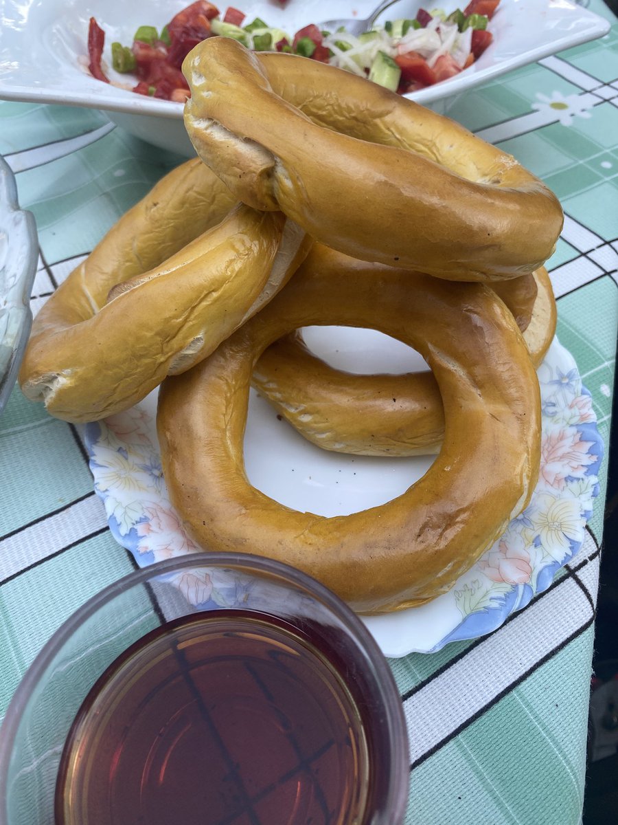 Rant siyasetine yenik düşmeyen, her kesimin alım gücü, geleneksel lezzet…
Masum duyguları ve emeği sömüren, umudu çalan, çıkar siyasetçilerine meydan okuyan kabak simit✌🏻