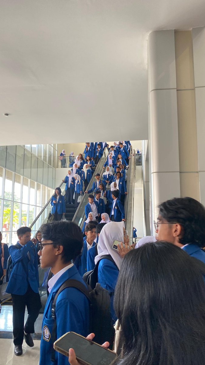 odmundip's tweet photo. PMB terakhir nih gengs! πβ¨
Absen dulu yang barusan ikut upacara PMB hari ini πββοΈπββοΈ
Hari ini vibesnya rame banget, mulai dari nyanyi bareng, sampai foto foto yang ga ada habisnya πΈπ
Btwβ¦ siapa nih yang tadi sempet ketemu Mindips di Muladi Dome? ππ΄
#PMBUNDIP https://t.co/SLohgnDdwN