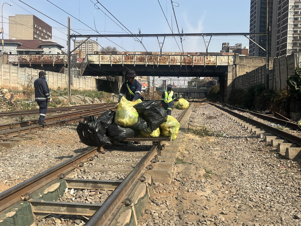 GDCoGTA's tweet photo. [IN PICTURES] : We are now in the railway line , our aim is to keep the railway line clean , as part of our CBD revitalisation. The railway line requires machinery but it will start with us. #CBDFriday #SpanaMaspala #GrowingGautengTogether https://t.co/J9d8UOiSmg
