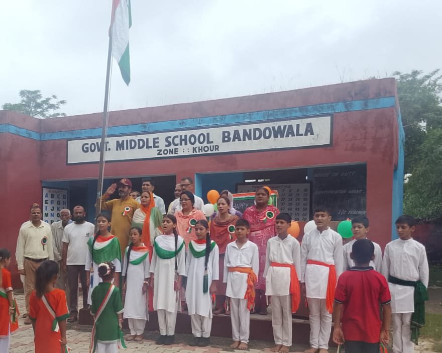 Pardeepch77's tweet photo. गवर्नमेंट मिडिल स्कूल बन्दोंवाला में 79बें स्वतंत्रता दिवस के उपलक्ष पर ध्वजारोहण किया।
#Happy_Independence_Day🇮🇳
#जय_हिन्दू।🇮🇳 https://t.co/lStCBVvhiQ