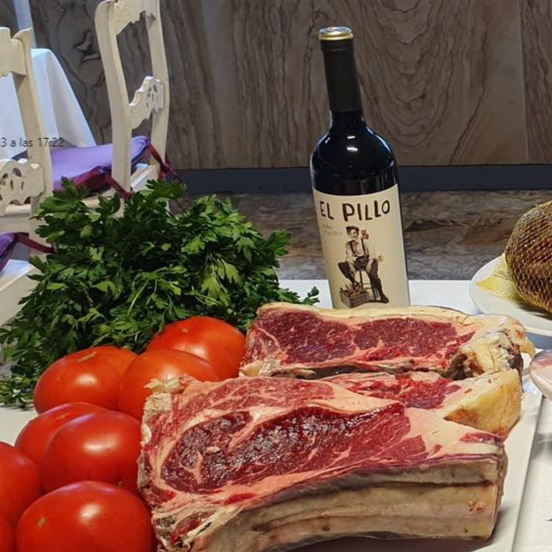 Un buen chuletón, unos tomates y pimientos recién cortados de la huerta y un vino de Pagos del Rey. ¿Hay algo mejor? 
Esta es la esencia de la Dieta Mediterránea, disfrutar de lo bueno, lo nuestro, sin complicaciones.