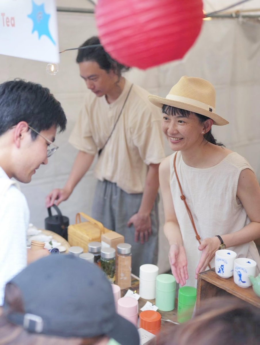 WolfTeaSelect's tweet photo. 【TAIWAN PLUS】大阪、初めての夏出店！

真夏の夕べの中之島、ユーモアと人情味あふれる2日間。台湾茶やオオカミの「琅くん」との出会い・再会をお楽しみいただいた皆さまに、心より感謝申し上げます。謝謝！

秋冬のお楽しみも発酵中。お茶で一緒に遊びましょう！ ⭔ 11月1日〜3日｜ #東京蚤の市 ’25 AUTUMN
⭓ 12月5〜7日｜ #関西蚤の市 '25（大阪・万博記念公園）