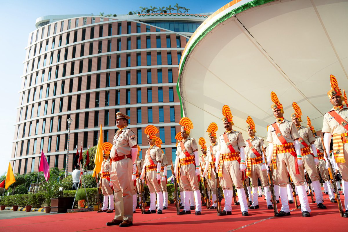 upcoprahul's tweet image. From fear to safety.
Every day in uniform, we bridge the gap!!

A salute of respect. A pledge of duty ...
with DGP UP Sri Rajeev Krishna.

#HappyIndependenceDay 
#HappyIndependenceDay2025 
#IndependenceDay #india 🚔🇮🇳
