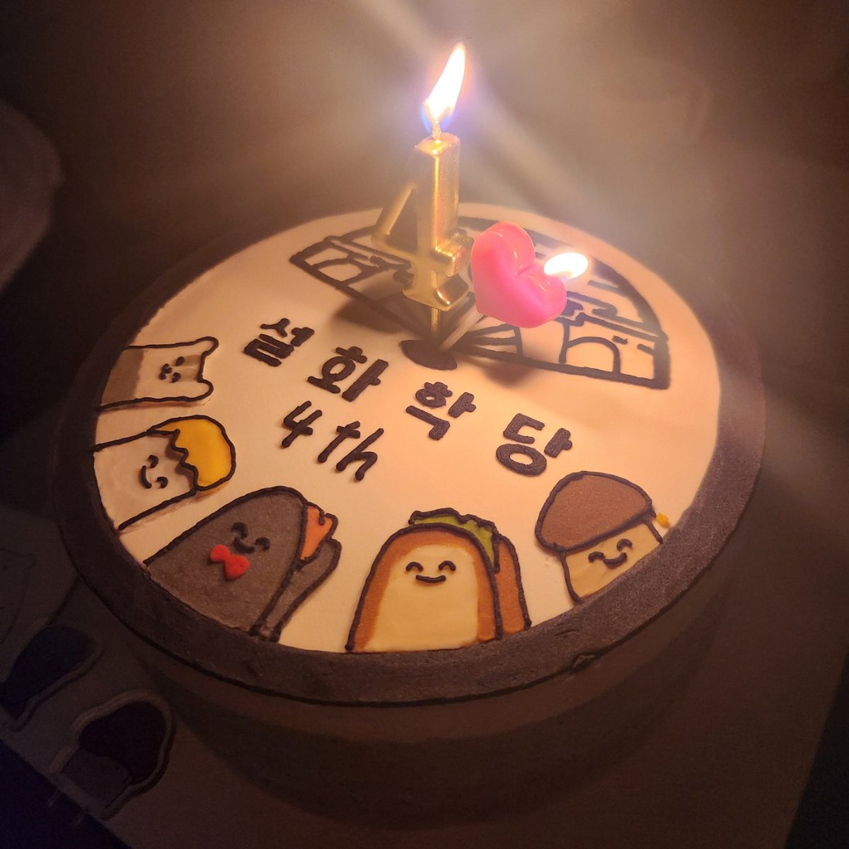 🌺🎉경✨설화학당 4주년✨축🎉🌺

2021년 8월 15일,
텀블벅에서 펀딩을 시작한 설화학당이 네 번째 생일을 맞이했습니다.

🦡🍯🎀🍞🍄
이번 4주년에도 Team.오소리굴 팀원들이 다같이 모여 설화학당의 생일을 기념했습니다.
여러분도 함께 축하해 주세요!