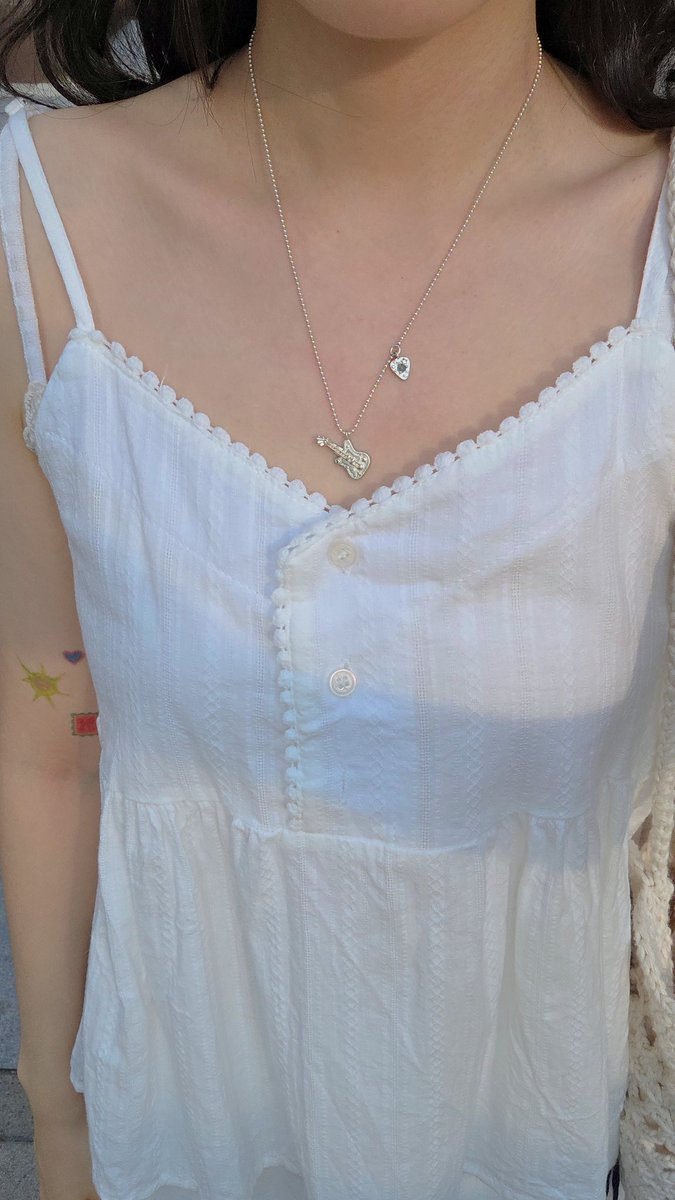 기타 펜던트 제 픽은 롱버전이었는데 베이직 버전이 더 인기가 많네요!
역시 출시 전까진 알 수 없는 반응 😅 그래도 좋아해 주시는 것 같아 뿌듯합니다...