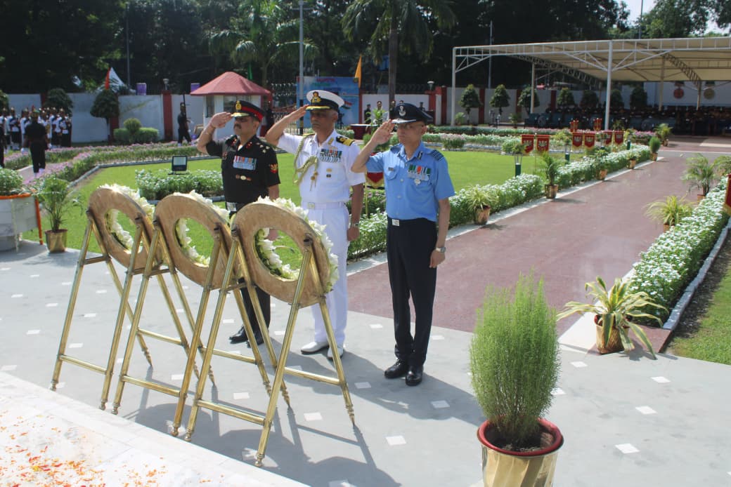 Commodore Ajay Yadav #NOIC (West Bengal) paid tribute to #Bravehearts &amp; #FreedomFighters by laying Wreath at Vijay Smarak, Vijay Durg, Kolkata on 15 August 2025 alongwith the officers of #IndianArmy and #IndianAirForce on the occasion of 79th #IndependenceDay.