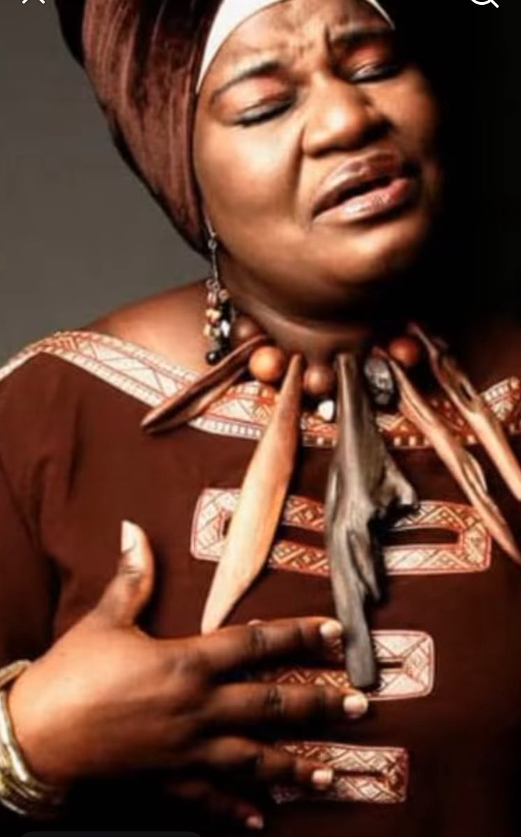 Queen Etémé célèbre en 2025 ses 25 ans de carrière avec un concert spécial à Douala, soulignant son statut de figure emblématique de la musique camerounaise