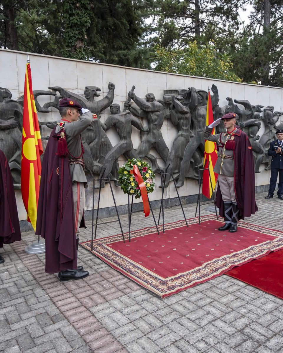 🇲🇰 Во пресрет на одбележувањето на Денот на АРМ, денес, на градските гробишта „Бутел“, во Алејата на великаните, заедно со владина делегација, оддадовме почит со полагање венци од свежо цвеќе пред споменикот на паднатите борци од НОБ, како и пред вечните почивалишта на