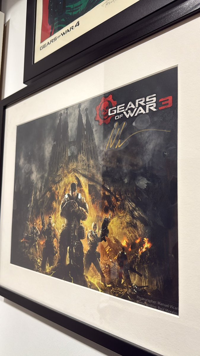 Gearsofwarcollector (@gears_collector) on Twitter photo Felicitaciones <a href="/EG_wicho/">ElGamerWICHO</a> por el vlog en Epic games!👏🏻👏🏻
El cuadro que viste diferente, es un diseño que hicieron para la presentación de Gears of war 3 en Barcelona.
Este lo tengo firmado por Rod Ferguson. Felicitaciones <a href="/EG_wicho/">ElGamerWICHO</a> por el vlog en Epic games!👏🏻👏🏻
El cuadro que viste diferente, es un diseño que hicieron para la presentación de Gears of war 3 en Barcelona.
Este lo tengo firmado por Rod Ferguson.