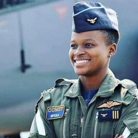 Global_Buzz_'s tweet image. The worlds first Black Africans female fighter pilot from South Africa 🇿🇦