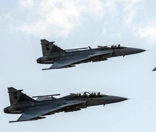 Global_Buzz_'s tweet image. The worlds first Black Africans female fighter pilot from South Africa 🇿🇦