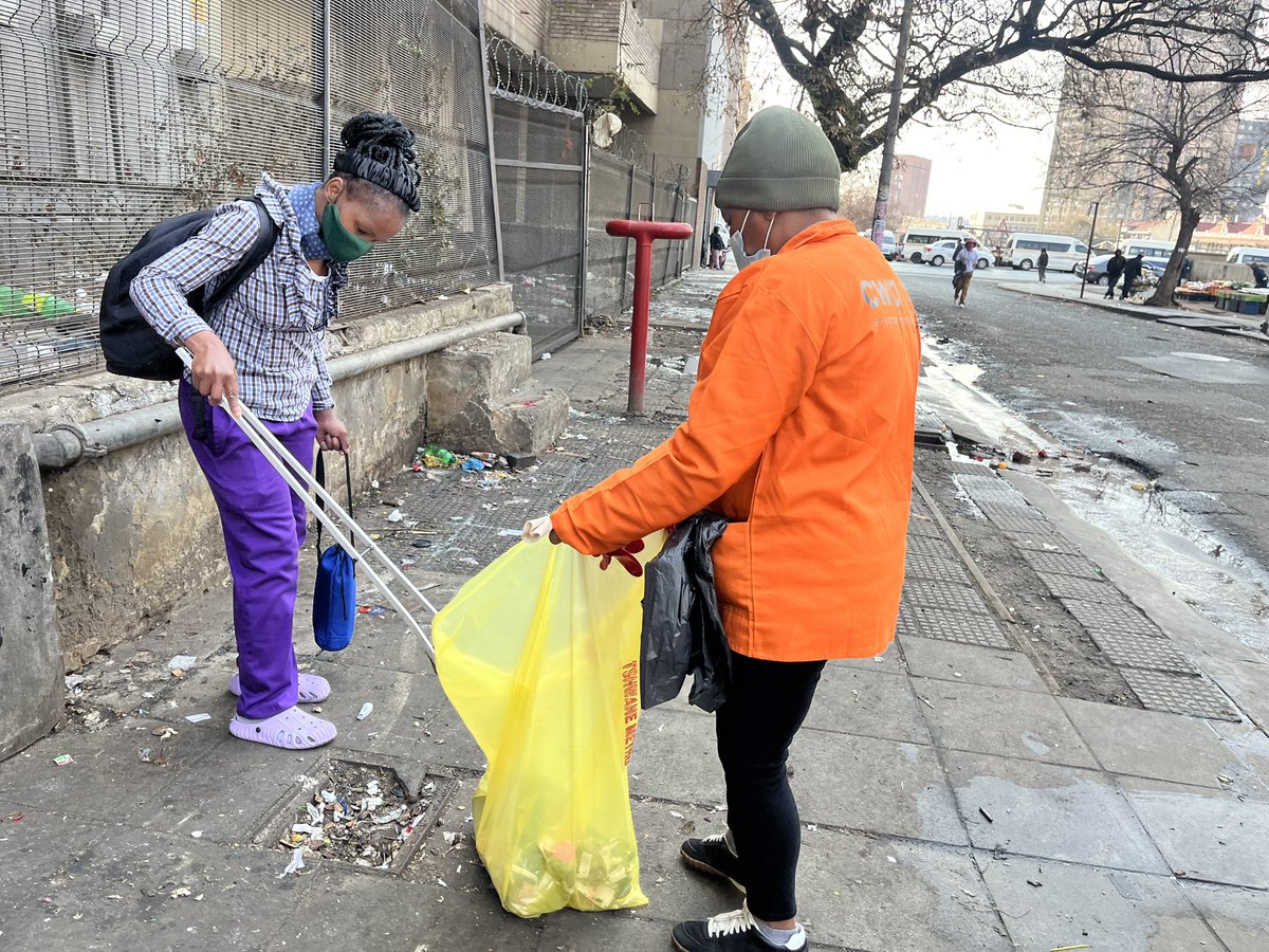GDCoGTA's tweet photo. The cleaning campaign has just concluded at the Doornfontein railway line , between Ellis Park and Park Station. More stakeholders are coming on board, like @PRASA_Group on the CBD revitalisation. #CBDFriday #SpanaMaspala #GrowingGautengTogether https://t.co/jxUnYH9pHH