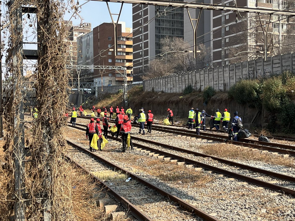 GDCoGTA's tweet photo. The cleaning campaign has just concluded at the Doornfontein railway line , between Ellis Park and Park Station. More stakeholders are coming on board, like @PRASA_Group on the CBD revitalisation. #CBDFriday #SpanaMaspala #GrowingGautengTogether https://t.co/jxUnYH9pHH