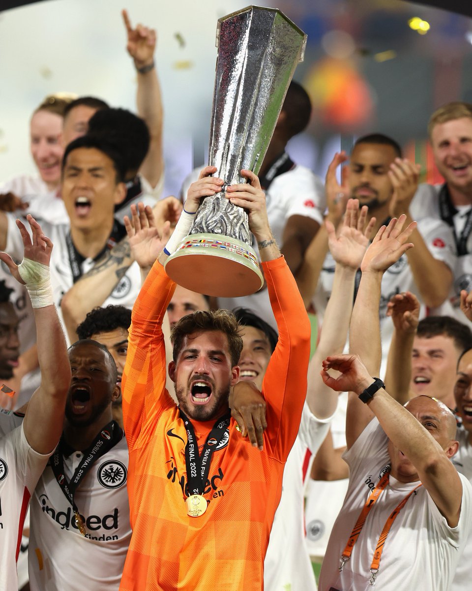 AdlerNews's tweet image. Der bevorstehende Abgang von Kevin #Trapp, den die @BILD_Eintracht nun auch bestätigt, wird insbesondere auf zwischenmenschlicher Ebene ein Verlust für die @Eintracht und die Mannschaft.

Als multilinguales Sprachrohr, Führungsspieler und Persönlichkeit hat er einen hohen…