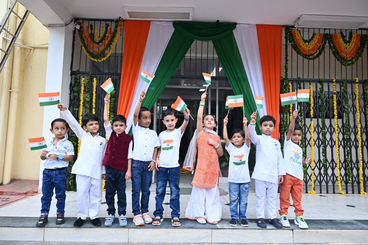 rpojaipur's tweet image. Regional Passport Office, Jaipur joins the nation in celebrating our 79th Independence Day.

Thank you Paralympic Gold Medalist and Rajiv Gandhi Khel Ratna  @Krishnanagar99, for being our special guest. 

@drkjsrini 
@SecretaryCPVOIA 
@passportsevamea