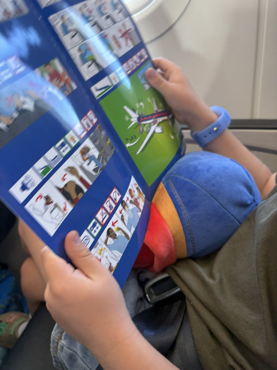 lindy1987's tweet photo. Safety first 🛫🛬 
I was being educated by a 5 year old on landing in water or grass.  Sat for 10 minutes with the leaflet. 

@British_Airways https://t.co/1lTkG06ohV