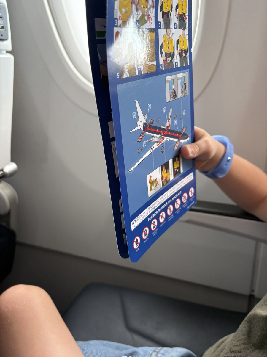 lindy1987's tweet photo. Safety first 🛫🛬 
I was being educated by a 5 year old on landing in water or grass.  Sat for 10 minutes with the leaflet. 

@British_Airways https://t.co/1lTkG06ohV